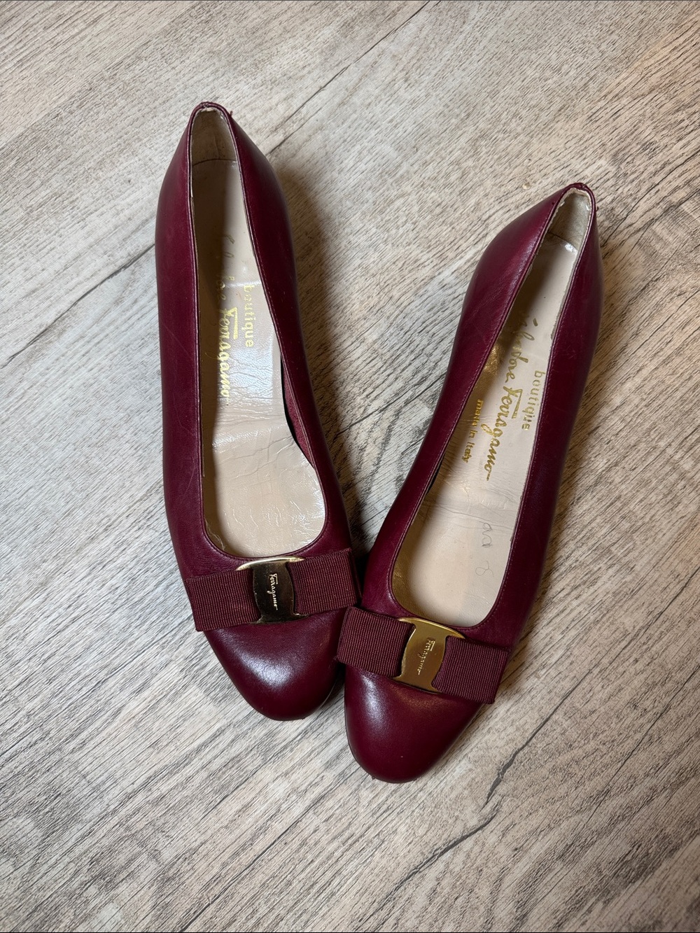 Salvatore Ferragamo Vara Bow Flats Burgundy Leather Vintage Size 7.5 AAA
